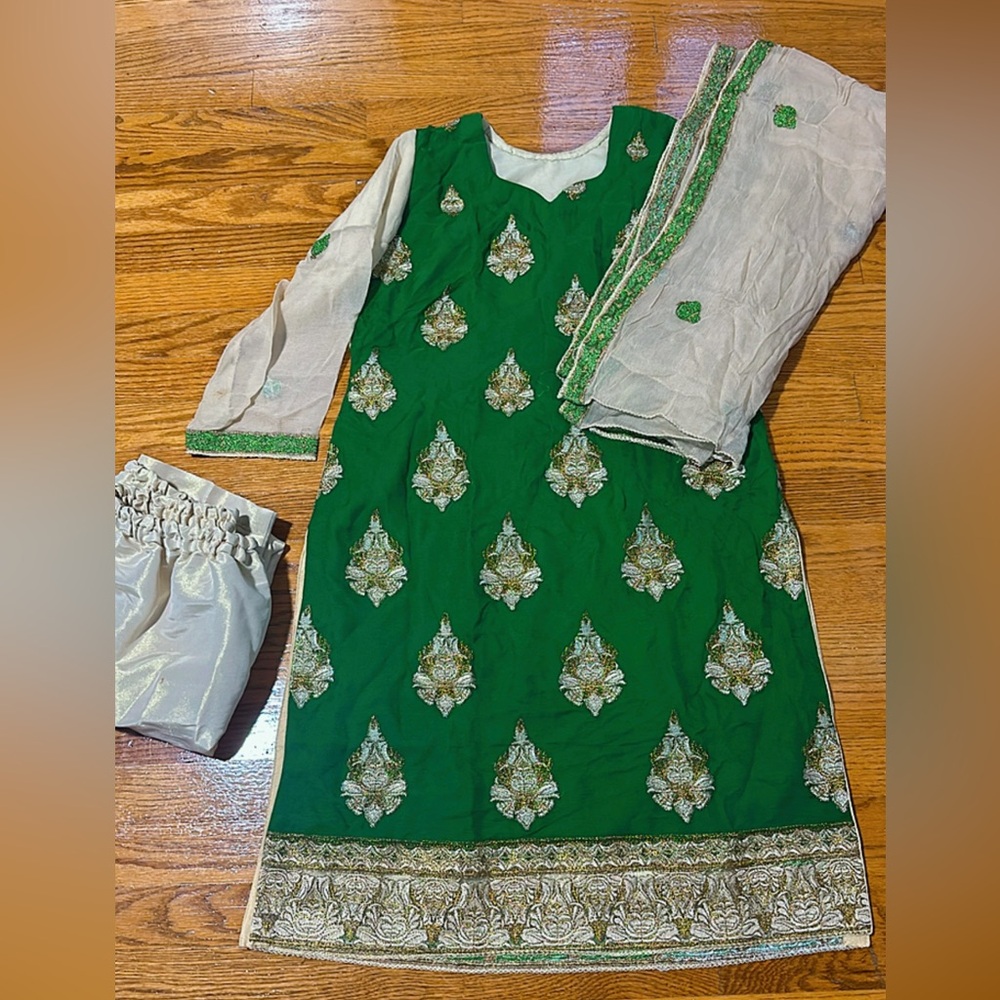 Beautiful Dress Green with Cream Color Combination! pretty design front & back.
